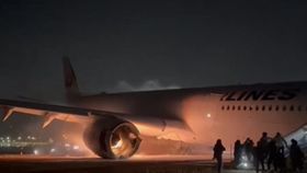 Avion cu 379 de persoane la bord, în flăcări pe un aeroport din Tokyo. 5 oameni au pierit în urma tragediei